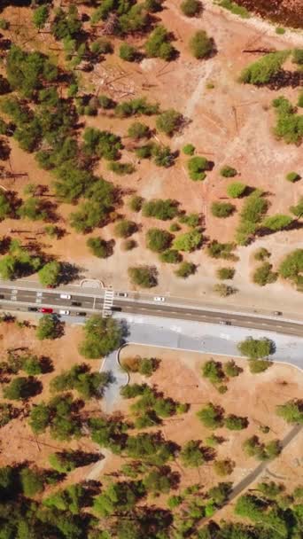Güneşli Bir Günde Birkaç Araba Otoyola Gider Durur Kayalık Arazide — Stok video