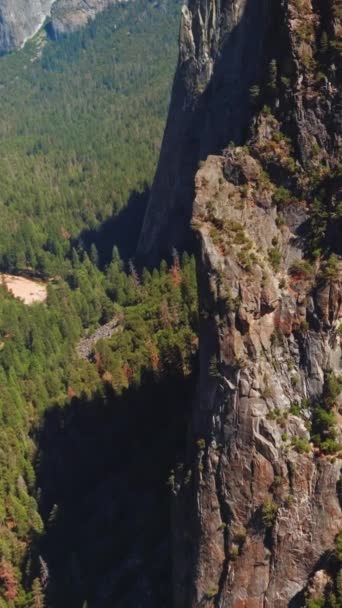 Güneşli Bir Günde Kayalıkların Muhteşem Manzarası Yanındaki Dağdan Akan Küçük — Stok video