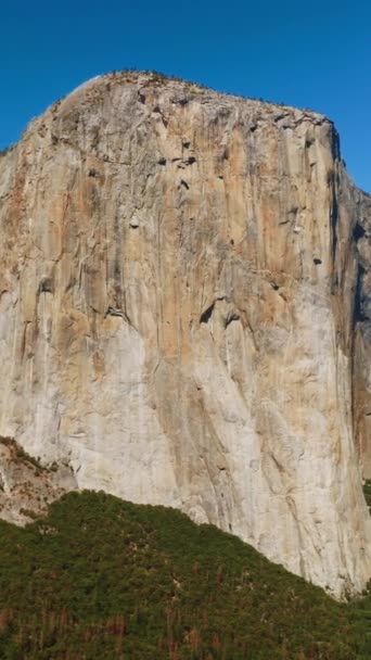 Den Capitanska Klippan Som Sticker Bland Klippformationerna Yosemite Nationalpark Fantastiska — Stockvideo