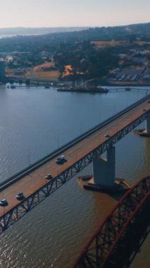 Martinez, California, ABD 'ye giden köprülerin üzerinden uçuyor. Güneşli bir günde güzel bir Amerikan şehri manzarası. Hava görüntüsü. Dikey video.