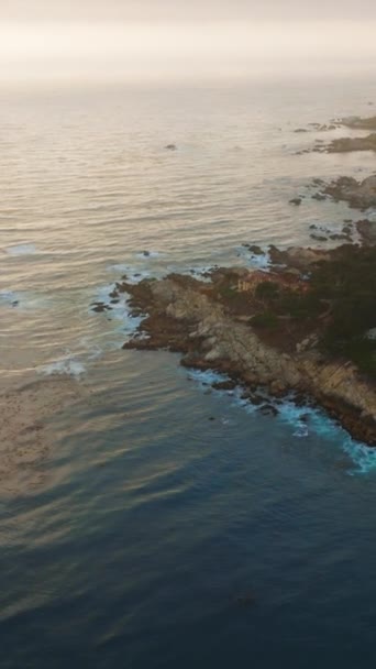 Orilla Rocosa Del Océano Pacífico Con Algunas Casas Carmel Sea — Vídeos de Stock