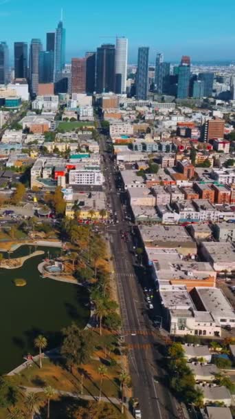 Şehrin Sık Mimarisinin Arasında Yeşil Hoş Bir Park Güneşli Los — Stok video