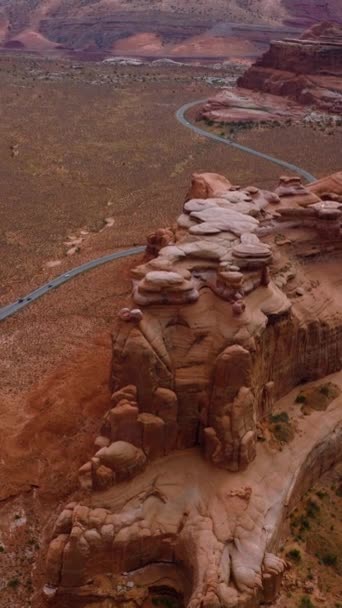 Rodovia Rápida Atravessando Deserto Seco Sem Vida Belas Montanhas Forma — Vídeo de Stock