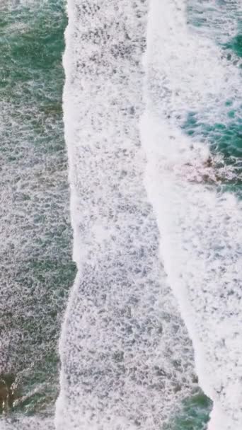 Όμορφη Αμμώδης Παραλία Που Πλένεται Από Αφρώδη Λευκά Κύματα Από — Αρχείο Βίντεο