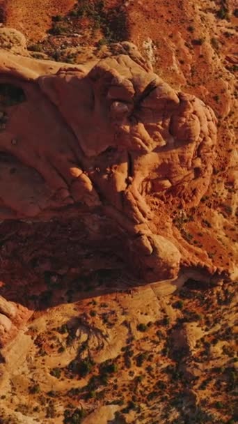 美国犹他州拱门国家公园的岩石景观 从鸟瞰的角度来看 由空气侵蚀造成的不同寻常的圆形峡谷 垂直录像 — 图库视频影像