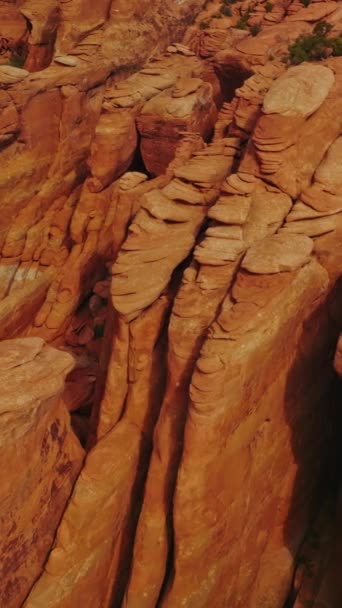 美国犹他州拱门国家公园的地质结构 奇形怪状的光秃秃的圆形岩石堆积如山 顶部视图 垂直录像 — 图库视频影像