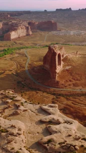 Különböző Formájú Sziklák Száraz Sivatagban Utah Egyesült Államok Autópálya Halad — Stock videók
