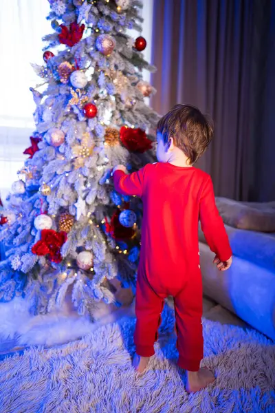 Niño Con Traje Nieve Rojo Para Frente Árbol Navidad Árbol — Foto de Stock
