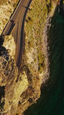 Otobanda hareket eden arabalar için tünelleri olan kayalar. California, Tahoe Gölü 'nün kayalık kıyısındaki insansız hava aracı görüntüleri. Dikey video.