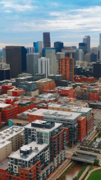 Jasné Cihlové Vícepodlažní Budovy Vedle Nádherných Mrakodrapů Denver City Panorama — Stock video