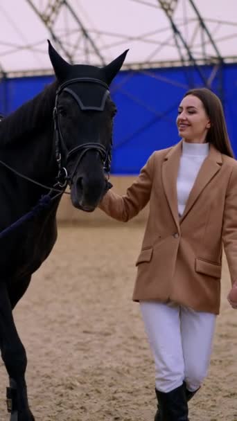 Lady Pequeña Hija Asisten Clases Equitación Sala Ejercicios Mujer Sostiene — Vídeos de Stock