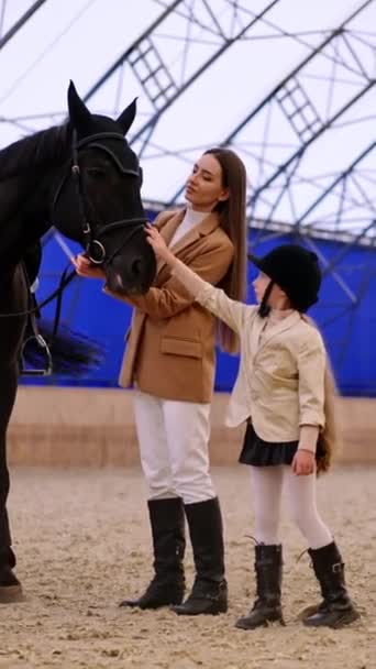 Mujer Mediana Edad Hija Están Una Sala Equitación Mujer Niña — Vídeos de Stock