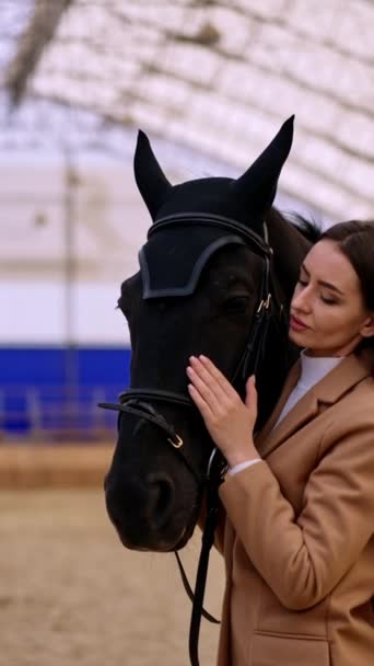 Ελκυστική Γυναίκα Μαύρο Άλογο Στην Αίθουσα Ιππασίας Κυρία Μακριά Μαλλιά — Αρχείο Βίντεο