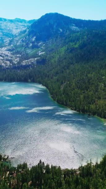 Gyönyörű Tahoe Fenséges Hegyek Lábánál Lenyűgöző Kilátás Nyílik Sziklákra Fenyőfákkal — Stock videók
