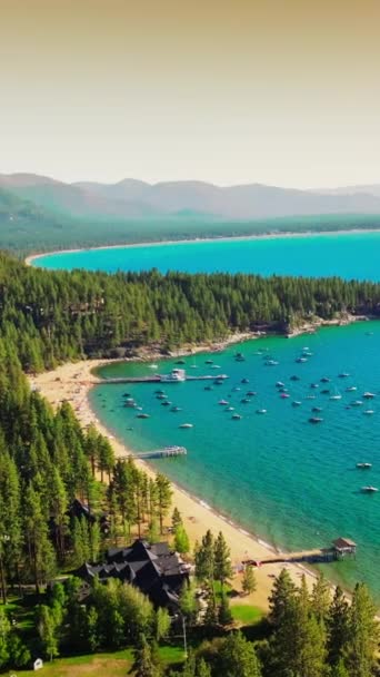 Szép Kilátás Nyílik Csodálatos Kék Tahoe Csónakokkal Parton Napfényes Homokos — Stock videók
