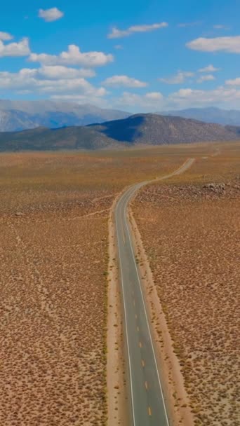 Дорога Проходящая Через Пустынный Ландшафт Соединенных Штатов Живописные Горы Маршрута — стоковое видео