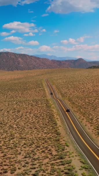 Motorvägen Leder Till Vackra Bergen Nevada Genom Öknen Fantastisk Landskap — Stockvideo