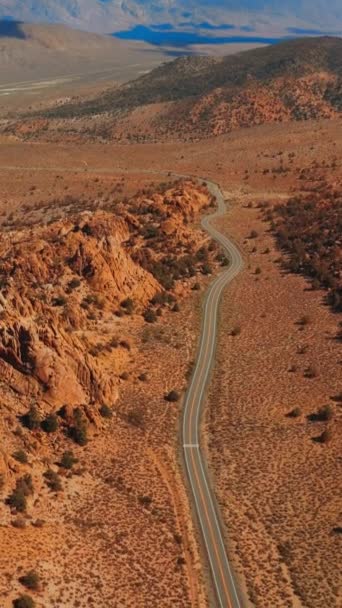 Transport Motorvägen Passerar Mellan Knapriga Bergen Solbelyst Panorama Över Nevada — Stockvideo