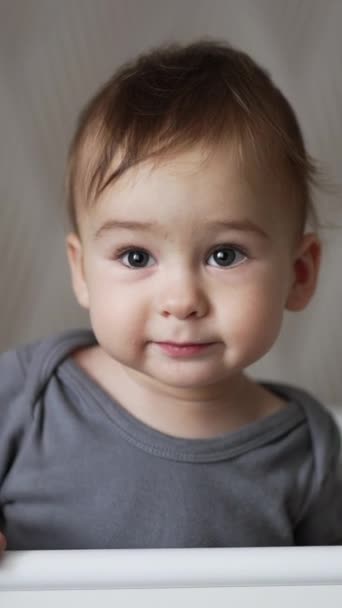 Adorable Bébé Garçon Souriant Debout Dans Lit Blanc Balançant Peu — Video