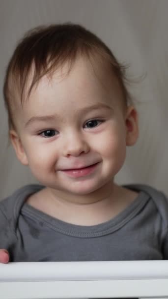 Adoravelmente Sorrindo Menino Mostrando Seus Dois Dentes Inferiores Doce Criança — Vídeo de Stock