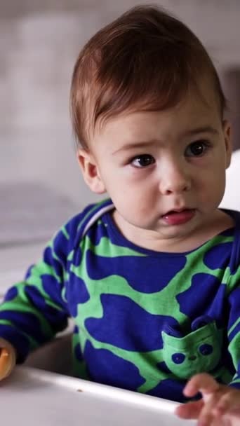 Krásný Aktivní Chlapeček Zelené Skvrnité Košili Sedí Jídelního Stolu Malý — Stock video