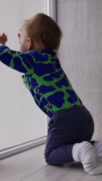 Кавказький Хлопчик Грає Підлозі Біля Великого Вікна Тодлер Стукає Вікно — стокове відео