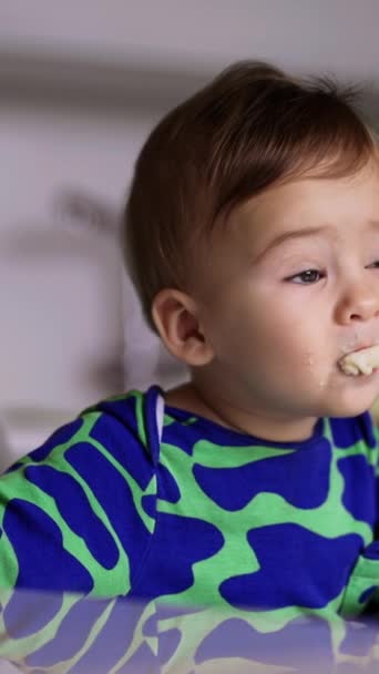 Madre Dándole Comida Pequeño Bebé Niño Sentado Mesa Comer Sosteniendo — Vídeos de Stock