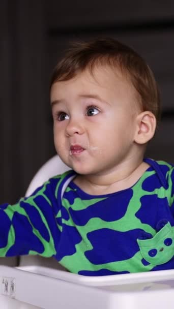 Adorable Niño Con Cara Manchada Sentado Una Silla Bebé Sosteniendo — Vídeos de Stock