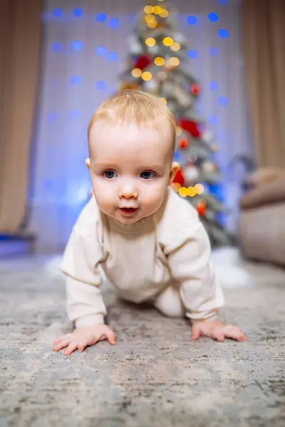 Χαριτωμένο Μωρό Σέρνεται Στο Πάτωμα Μπροστά Από Χριστουγεννιάτικο Δέντρο — Φωτογραφία Αρχείου