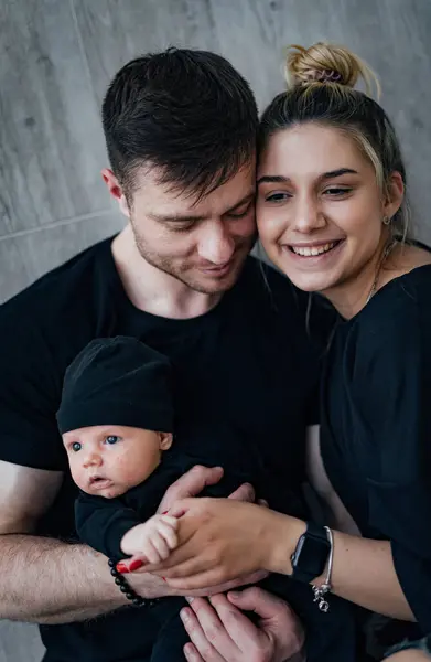 Mladá Rodina Novorozencem Táta Maminka Miminko Oblečené Černém Oblečení — Stock fotografie