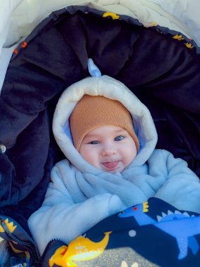 Bebek örtülü battaniye ve şapkayla sarılmış..