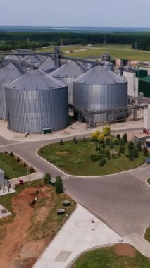 Şimdiki tahıl ambarı. Yeni inşa edilmiş ve yapım aşamasında. Tarlalarda bol miktarda sanayi bölgesi var. Doğa geçmişi. Dikey video