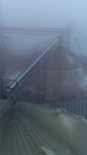 Ντάστυ Κορυφές Των Ανελκυστήρων Σιτηρών Στο Σύγχρονο Γεωργικό Εργοστάσιο Πετώντας — Αρχείο Βίντεο