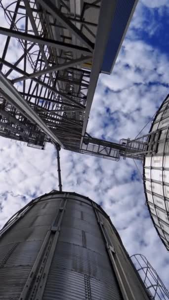 Инновационный Завод Огромные Зерновые Лифты Прекрасном Фоне Неба Современное Растение — стоковое видео