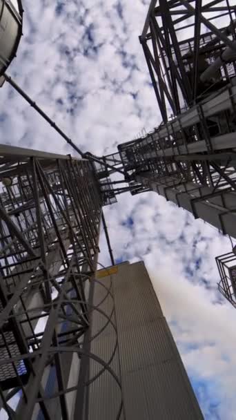 Endüstri Sanayi Bölgesinde Yüksek Metal Merdivenler Tahıl Depolamak Için Modern — Stok video