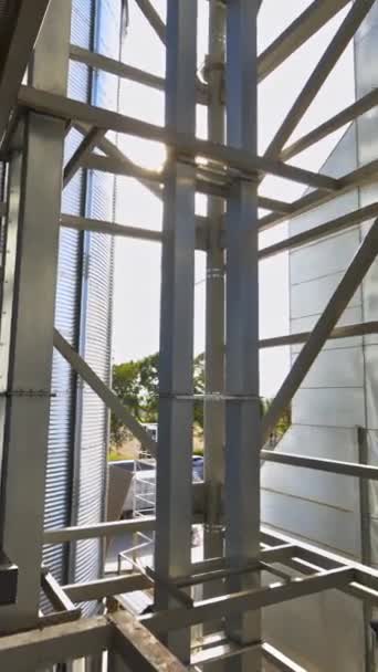 Modern Depo Endüstriyel Fabrikanın Metal Iskeleti Tahıl Asansörü Metal Ekipmanlarla — Stok video