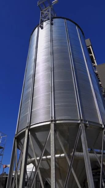 蓝天背景上的现代窗台 室外大型银质电梯 仓库的工业区 农业储存和加工厂 垂直录像 — 图库视频影像