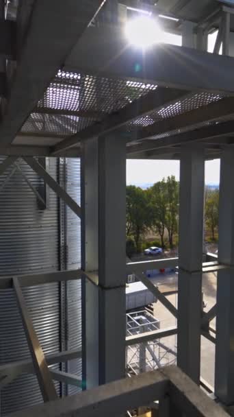施設のフレーム構築 日光で工業用プラント 農業用グラナリーの鋼材 工場の外側に クローズアップ バーティカルビデオ — ストック動画