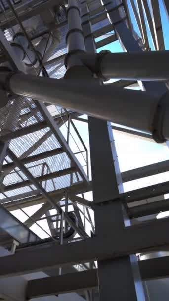 有管子的工业厂房 现代粮仓上的金属结构 钢架在阳光下建造 现代仓库 垂直录像 — 图库视频影像