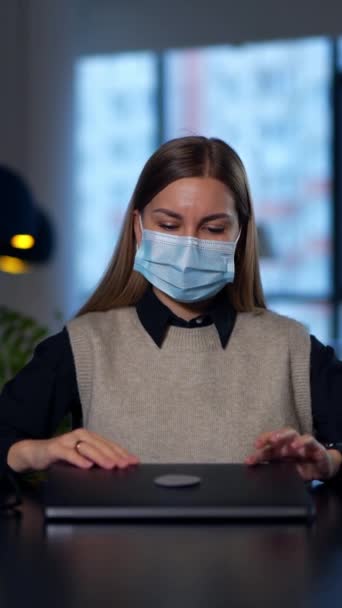 Wanita Kaukasia Menyelesaikan Pekerjaannya Komputer Kantor Karyawan Menutup Laptopnya Menanggalkan — Stok Video