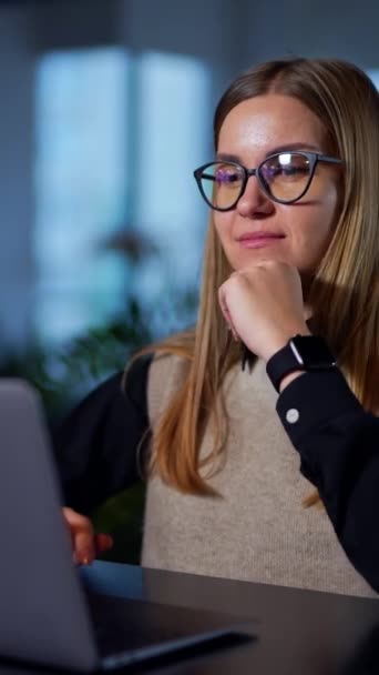 Junge Geschäftsfrau Sitzt Schreibtisch Und Druckt Etwas Laptop Die Frau — Stockvideo