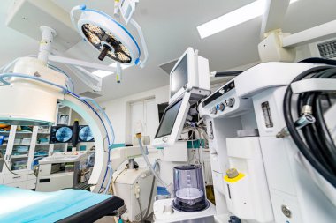 Modern hastane acil servisi. Profesyonel işletim ekipmanları.