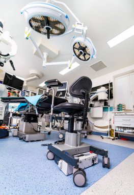 Modern ışık odası operasyonu. Hastane cerrahi steril teknolojileri.