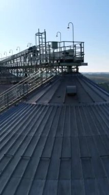 Ekin için metal asansör. Kırsal bölgede tahıl depolamak için silo. Tarım ürünleri için büyük depolama tanklarının dışı. Yukarıdan bak. Dikey video