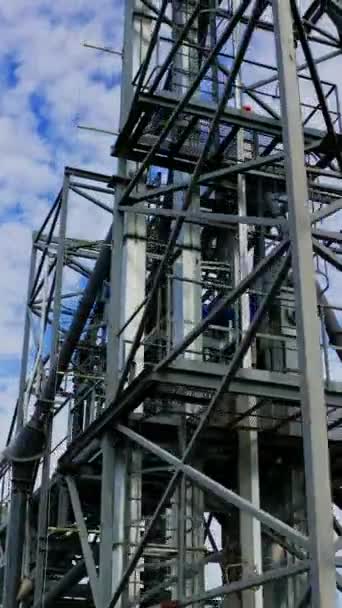设施框架的建造 农村的工业区 一个现代化工厂的钢塔在室外 空中风景 垂直录像 — 图库视频影像