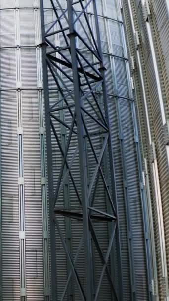 现代植物的外部 室外大型金属颗粒电梯 储存和加工作物的铝制容器 相机升起了 垂直录像 — 图库视频影像
