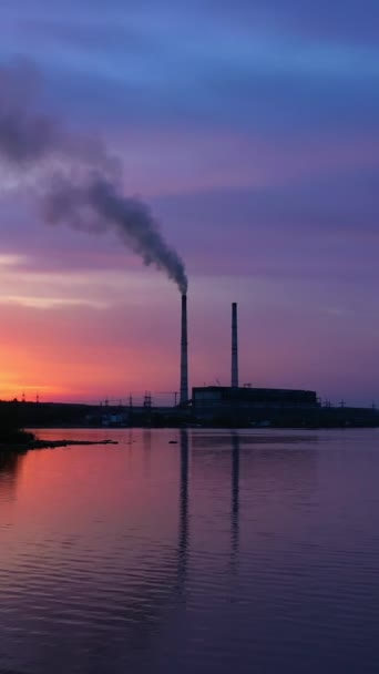 Schädliche Fabrik Ufer Des Flusses Industrieschornsteine Mit Rauch Schöner Sonnenuntergang — Stockvideo
