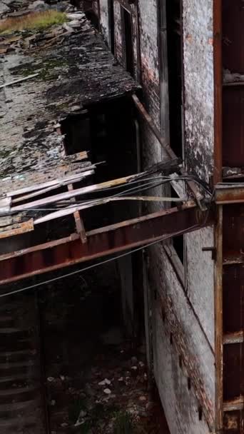 被毁的建筑旧建筑 窗户破了 墙壁上有很多孔 军事行动期间受损企业的外部 垂直录像 — 图库视频影像