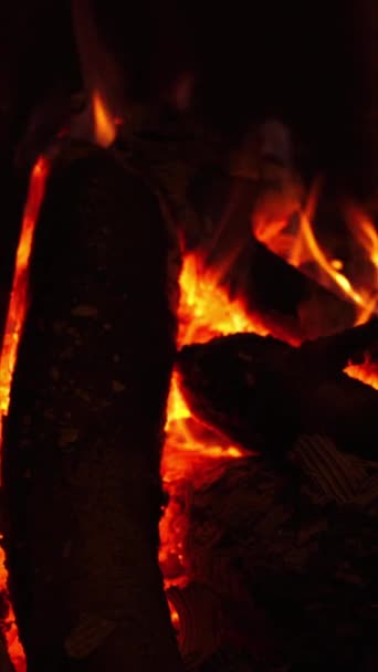 Сжигание Бревен Камине Горячее Пламя Косистый Темный Фон Легким Пожаром — стоковое видео