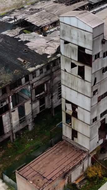 被毁的工厂屋顶被毁在军事行动中被遗弃的建筑物 被毁的建筑空中风景 垂直录像 — 图库视频影像